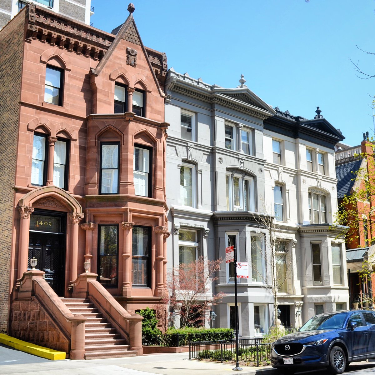 I’m gonna call this next architectural boredom thread “houses touching houses,” you know, row houses and the like. Here are some examples in Chicago’s Gold Coast.