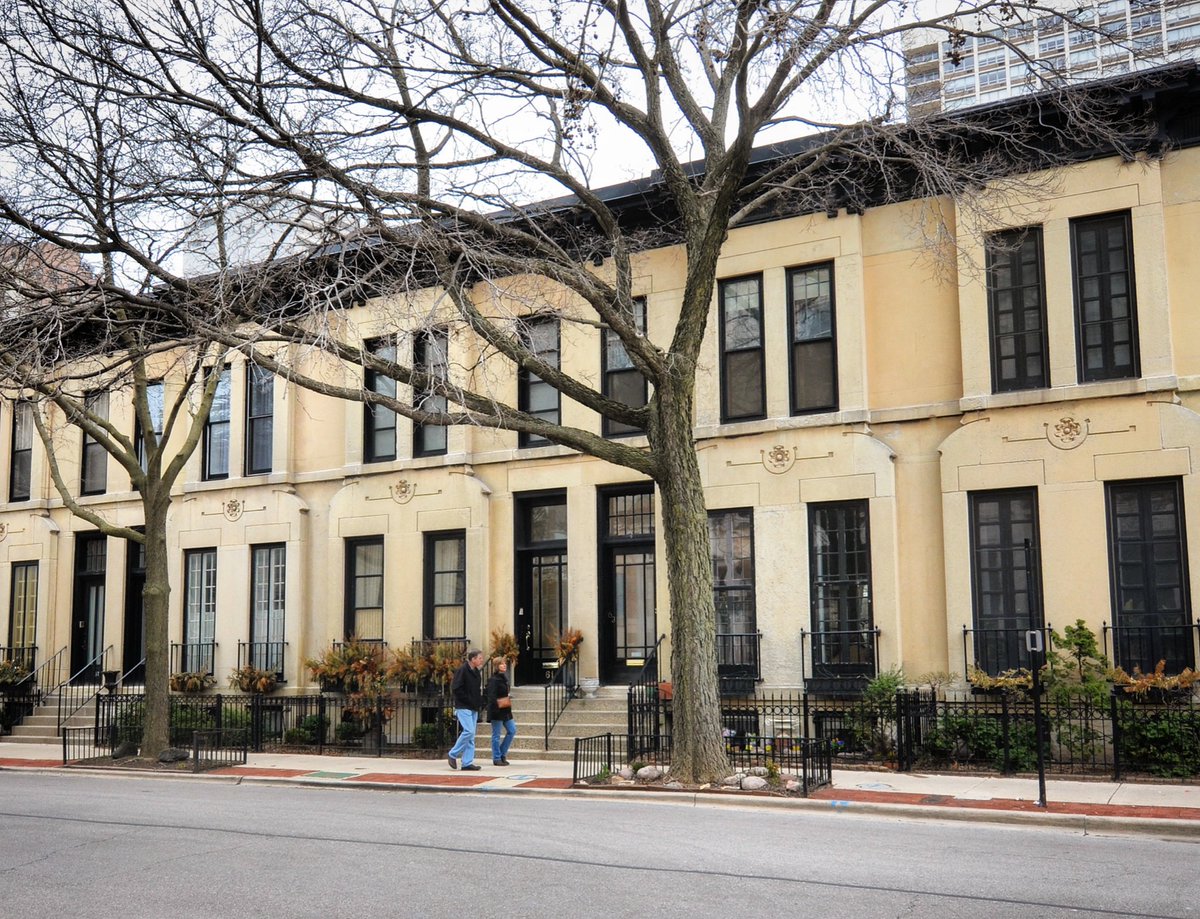 I’m gonna call this next architectural boredom thread “houses touching houses,” you know, row houses and the like. Here are some examples in Chicago’s Gold Coast.