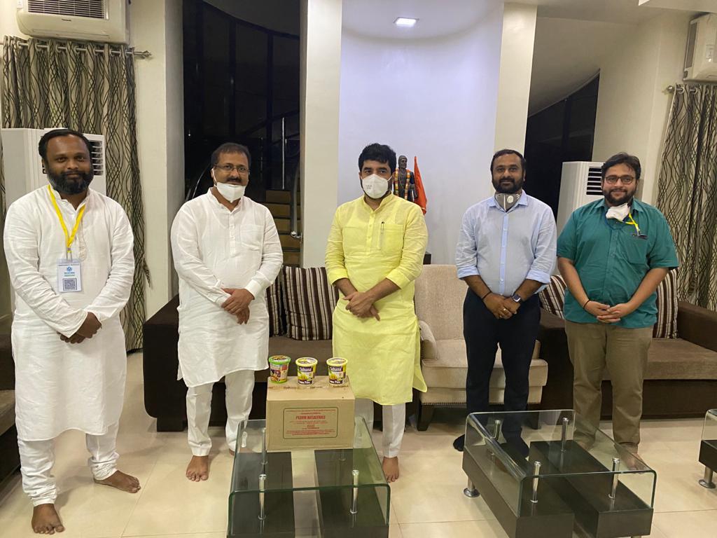 AkshayM_Bhosale's tweet photo. #MahaNgo #Federation कडून #पुणे #महापौर यांस १००० फेस शिल्ड व वैदकीय क्षेत्रात कार्यरत असणाऱ्या #डॉक्टर व तत्सम सेवा देणाऱ्या व्यक्तींसाठी Ready To Eat पॅकेट्स सुपूर्द. @CMOMaharashtra @rajeshtope11 @AnilDeshmukhNCP @Dev_Fadnavis @MahaDGIPR @CPPuneCity https://t.co/72yzRARj50