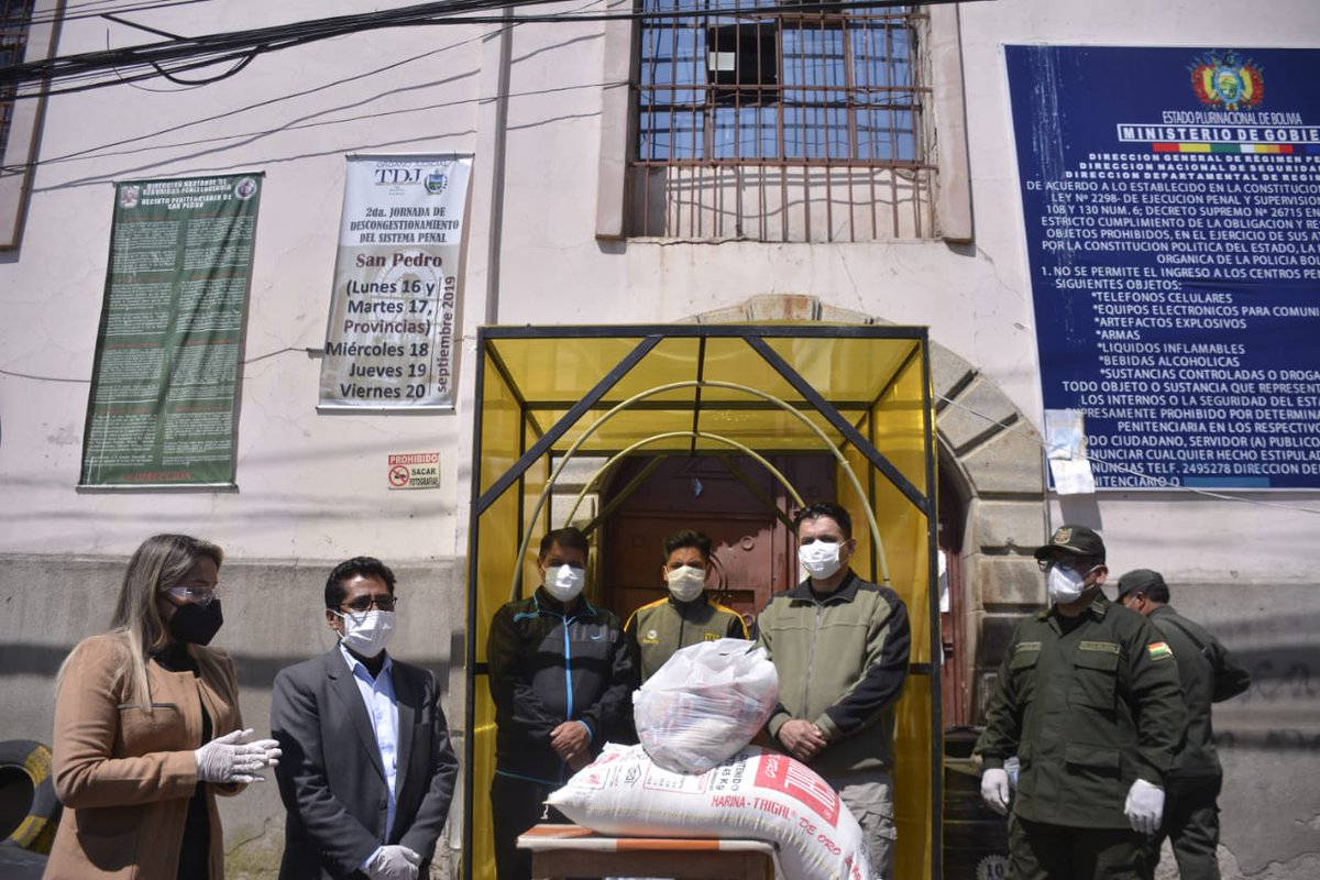 noticiasfides's tweet photo. #ANF Representantes de la Unidad de Gestión Social, dependiente del Ministerio de la Presidencia, entregan víveres al penal de #SanPedro. #LaPaz #CoronavirusBol https://t.co/3qvWQjBNAz