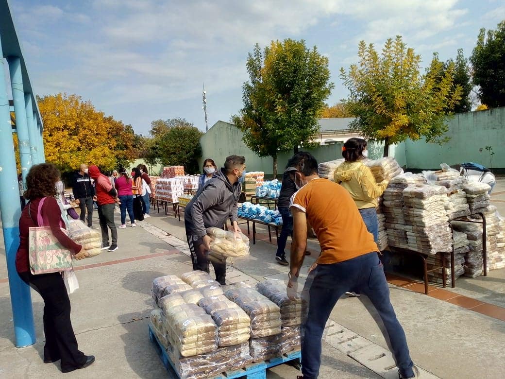 DanteBoeri's tweet image. Hoy colaboramos con el armado del SAE en la Primaria 7 de #Ezeiza. En momentos difíciles lxs maestrxs decimos presente!!!
Solidaridad y organización!!!
@SUTEBAProvincia @PDSurradio @echeverriaol @hm_hugomoreno