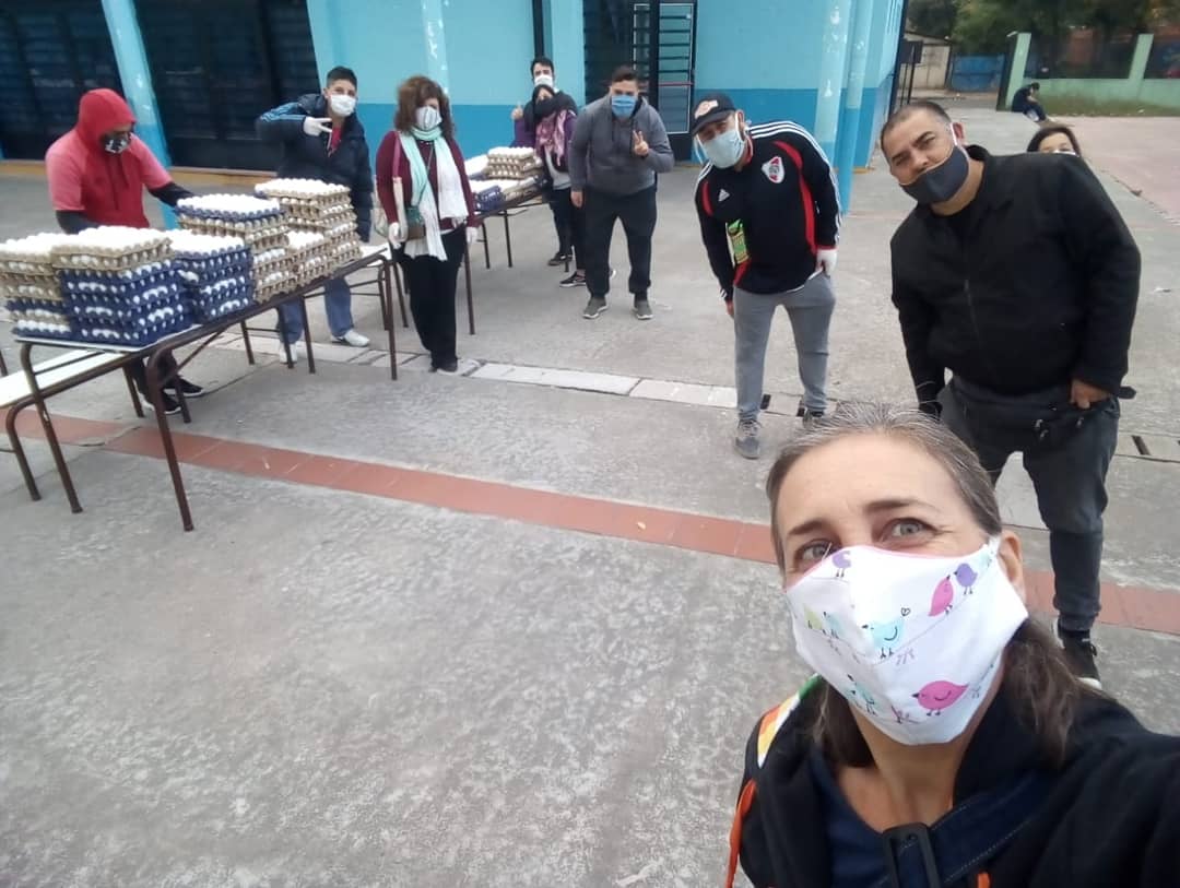 DanteBoeri's tweet image. Hoy colaboramos con el armado del SAE en la Primaria 7 de #Ezeiza. En momentos difíciles lxs maestrxs decimos presente!!!
Solidaridad y organización!!!
@SUTEBAProvincia @PDSurradio @echeverriaol @hm_hugomoreno