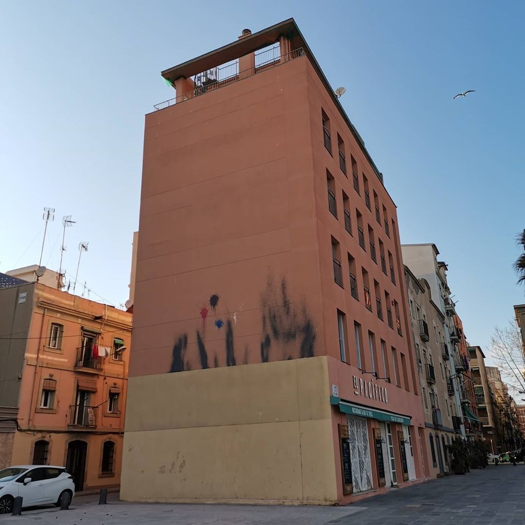 allcitycanvas's tweet photo. Hoy nos encontramos con este impresionante mural de @jacoba_niepoort en Barcelona.
#voidprojects #medianerasmurales https://t.co/WDmjMqonjq