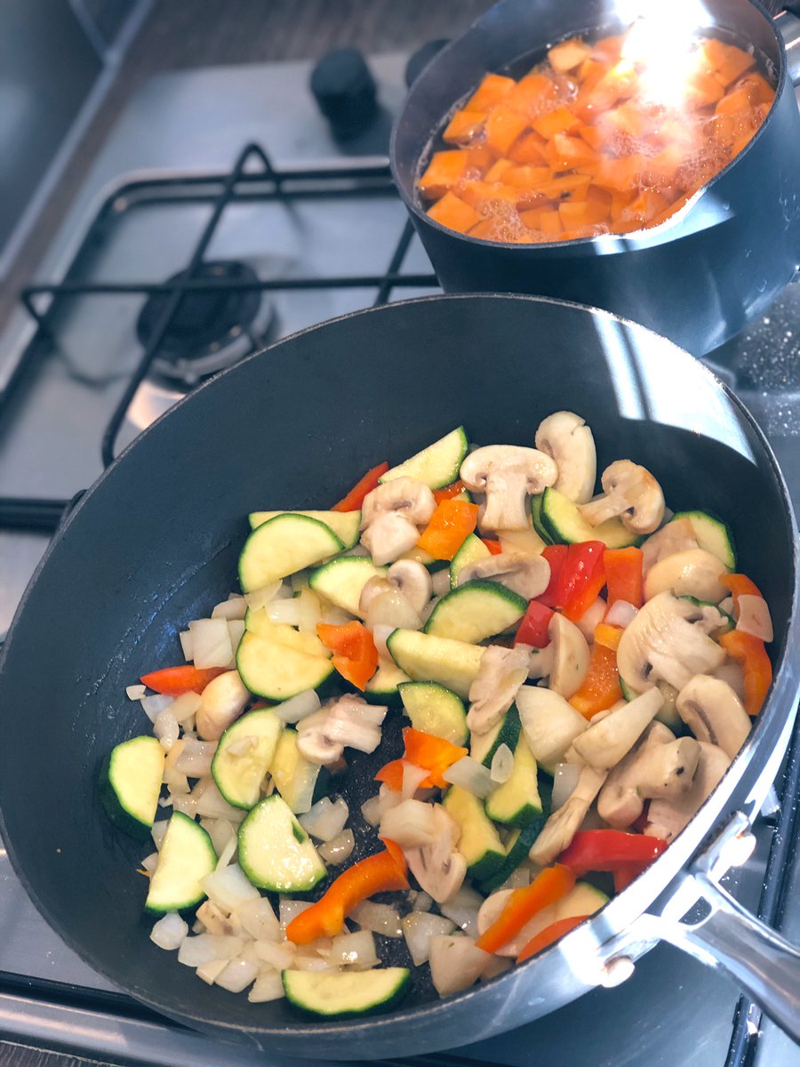bailey_patrick's tweet photo. Healthy body and mind #munch #cookingupastorm #dinnersup #veg #homecooking #foodfromtheheart #twittercook https://t.co/FaQ17W9uL0