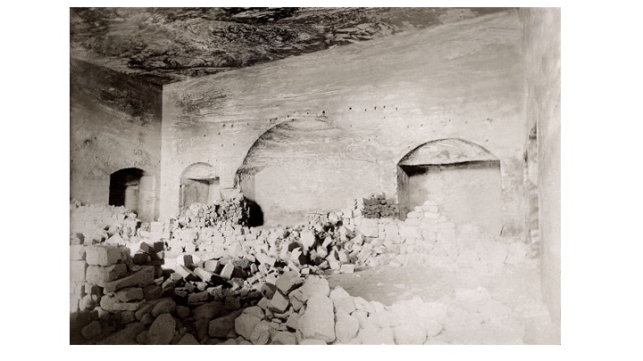 The interior of the Urn tomb, with its spectacular rock colours, even in black and white in 1910! ( @PalExFund archives)