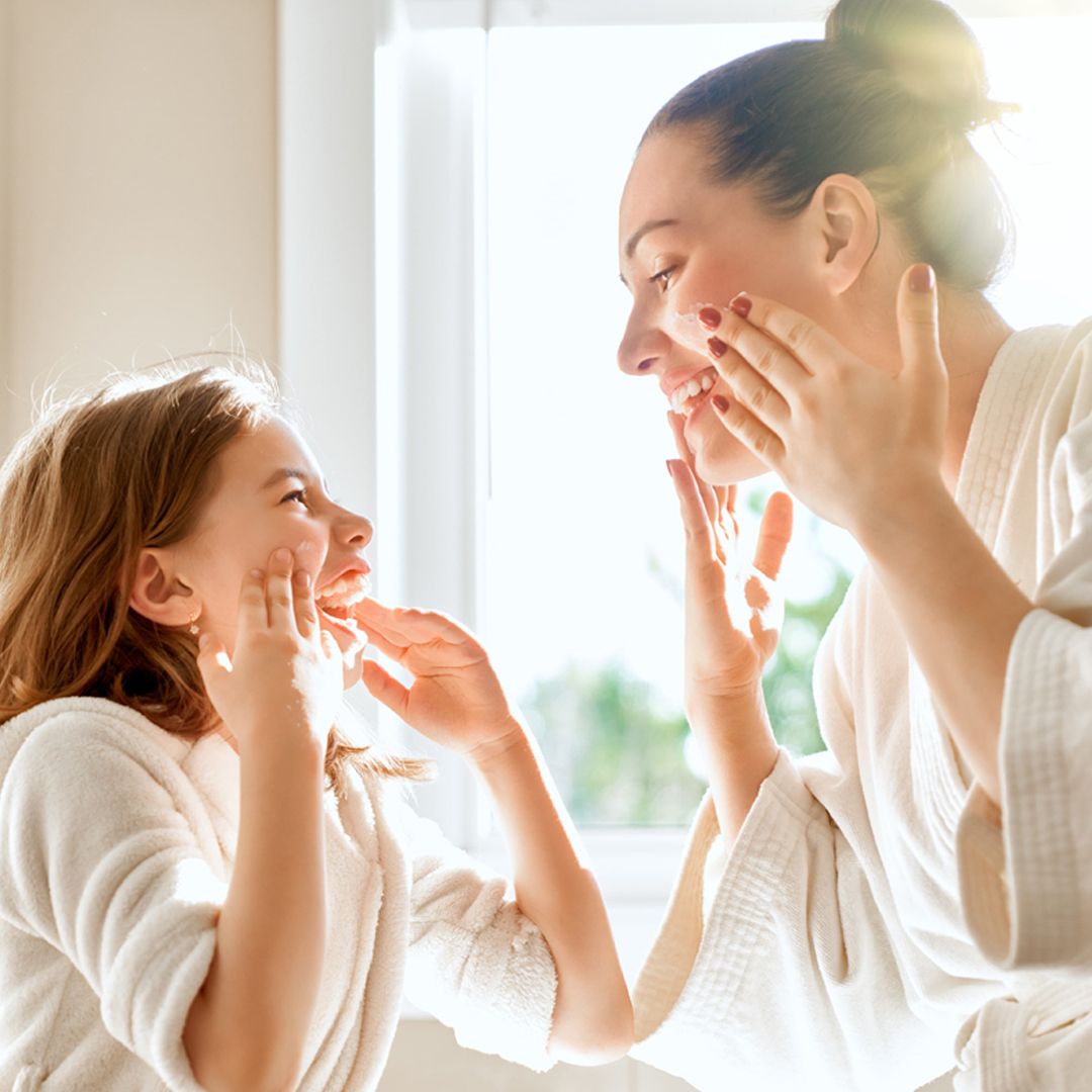iksircosmetics's tweet photo. ¿Compartes con tus hijos el cuidado de la piel?🤔
Ahora más que nunca hemos de cuidar nuestra piel. No esperes más y empieza a cuidar tu piel y la de tu familia, Juntos se hace más divertido.😍😁

#iksircosmetics #cosmeticanatural #cosmetica  #pielsana #quedateencasa https://t.co/Z0MZZ0kEuU