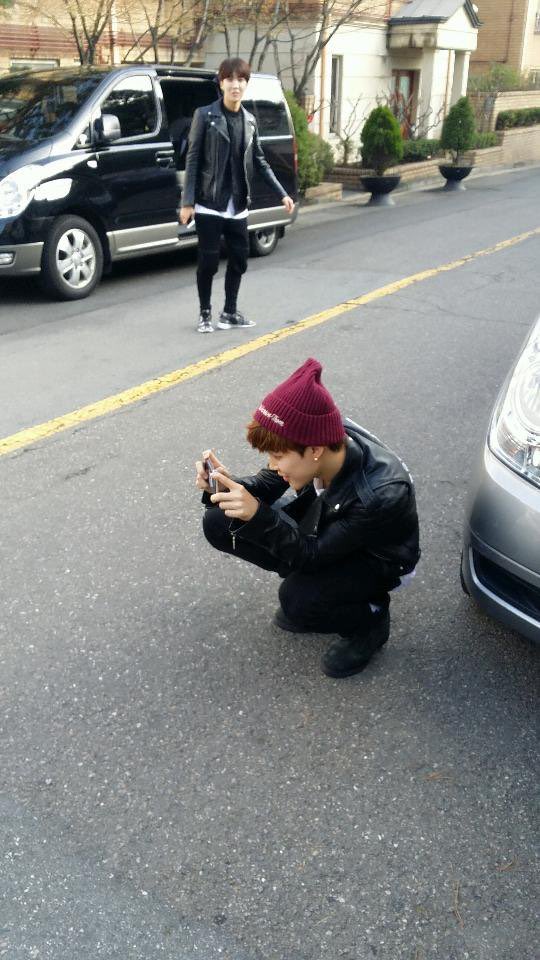 Never forget the ICONIC behind story of Yoongi posting this pic captioning "V took it w/o my permission" & gradually Jimin posting pic of Taehyung taking pic of Yoongi, Then Seokjin taking Jimin's while he was clicking Taehyung's & lastly Hobi taking Seokjin's. I CAN'T 