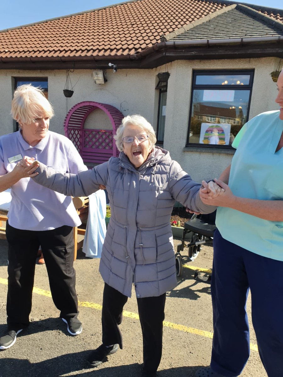 HeatherfieldCa4's tweet photo. Happy residents enjoying our outdoor entertainment last week. What a difference a simple gesture can make. @HolmesCareGroup #happyfaces #beatinglockdown #makingthemostofit #keepsmiling https://t.co/JdqKB6sPb7
