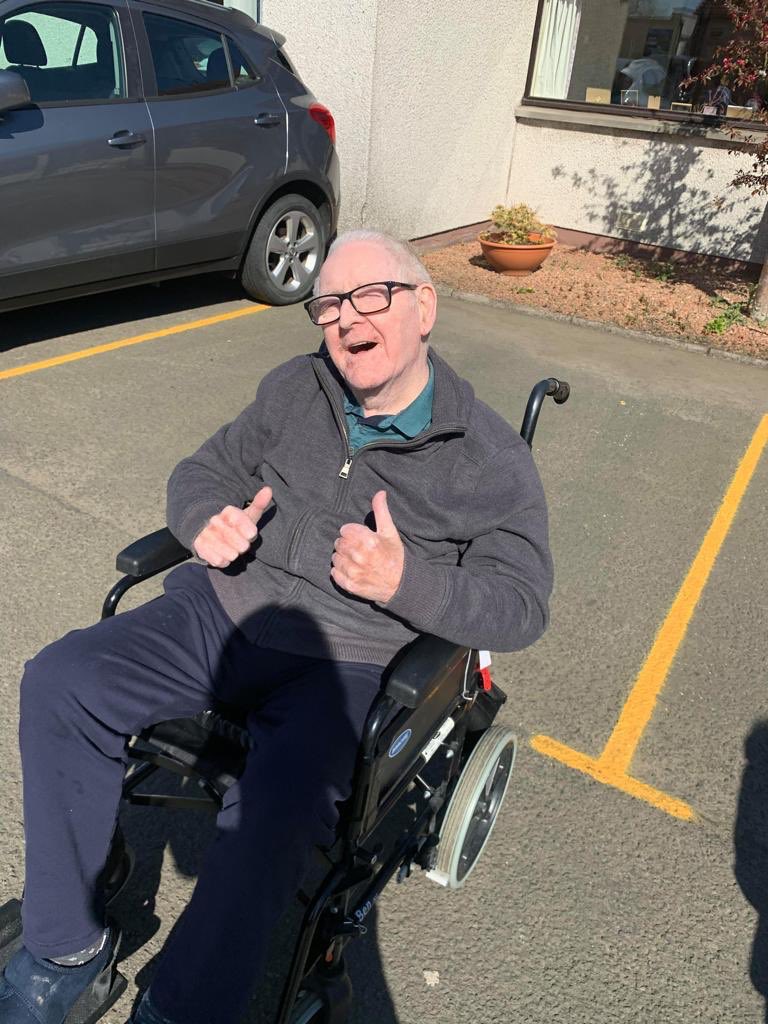 HeatherfieldCa4's tweet photo. Happy residents enjoying our outdoor entertainment last week. What a difference a simple gesture can make. @HolmesCareGroup #happyfaces #beatinglockdown #makingthemostofit #keepsmiling https://t.co/JdqKB6sPb7