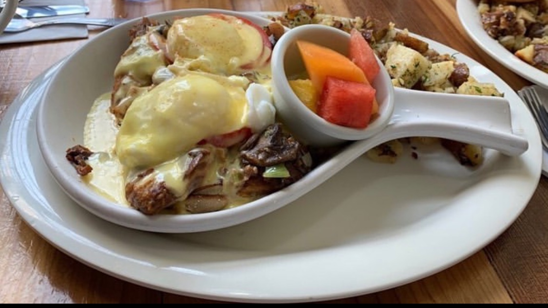 AwakeningsFirst's tweet image. Today’s special our delicious Carnitas Benedict. 😍😍