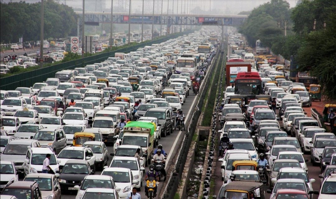 haaaroun's tweet image. "Le monde ne sera plus jamais comme avant. On doit se réinventer, remettre en question le capitalisme."

Le McDo a rouvert :