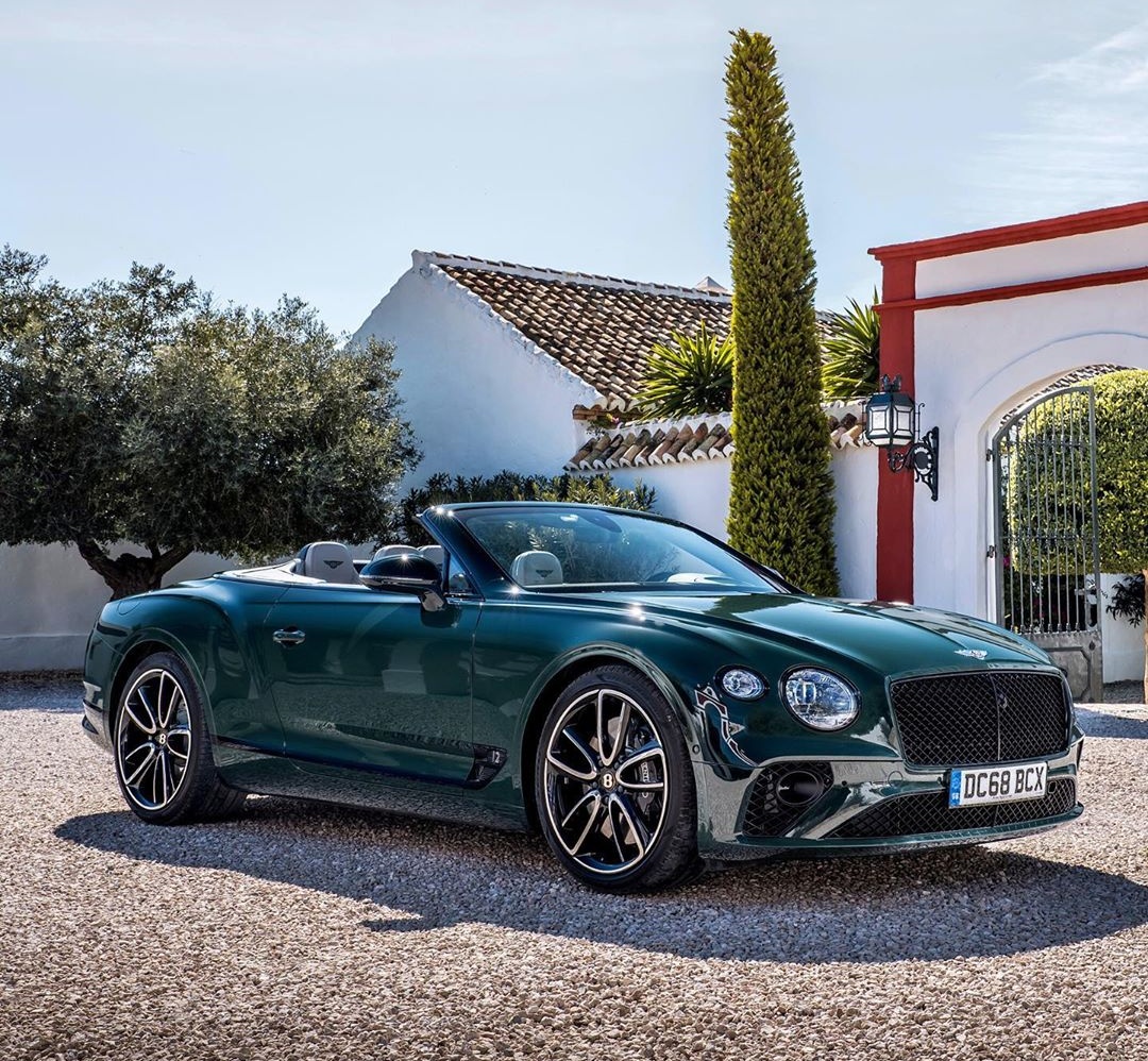 DriveTheCar's tweet photo. The new Bentley Continental GT convertible. Classic green. Bentley's were the first ever cars to adopt a turbo engine! 
Foi a primeira marca a usar turbo em seus motores! #Bentley #BritishCars #Turbo #TurboEngine #ContinentalGT #Convertible #Conversivel https://t.co/8YFJEj0fg8