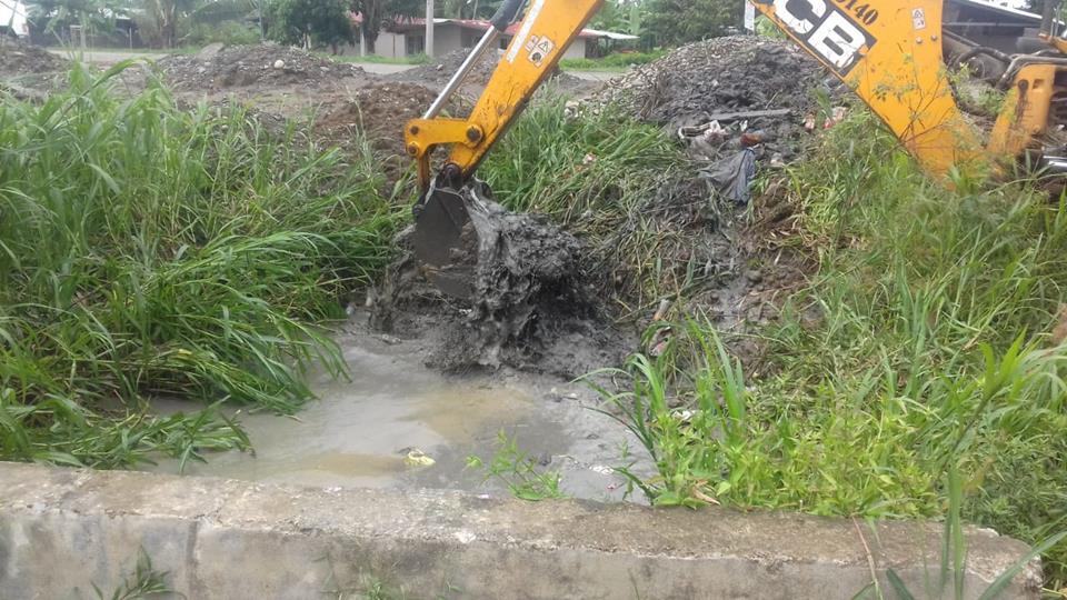 MOPPma's tweet photo. #BocasDelToro 🚧| Se realiza limpieza de canal de drenaje pluvial colapsado en la comunidad de Finca 13, distrito de Changuinola, con el objetivo  de evitar los desbordamiento producto de las lluvias. #ProtégetePanamá https://t.co/oKbvn6cQRm