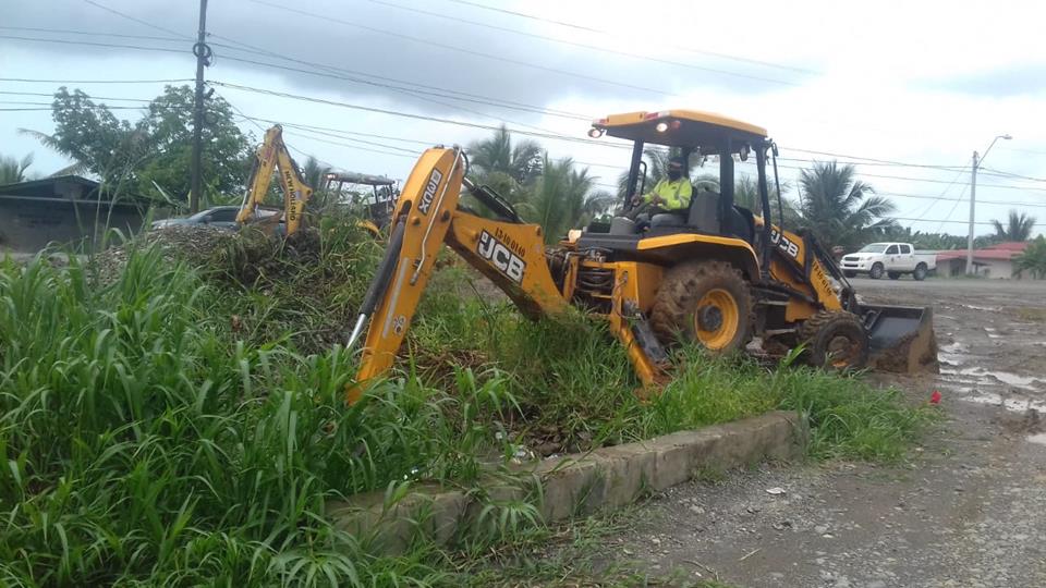 MOPPma's tweet photo. #BocasDelToro 🚧| Se realiza limpieza de canal de drenaje pluvial colapsado en la comunidad de Finca 13, distrito de Changuinola, con el objetivo  de evitar los desbordamiento producto de las lluvias. #ProtégetePanamá https://t.co/oKbvn6cQRm