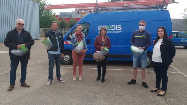 lejdc_fr's tweet photo. #CoronaVirus #solidarité Salariés d'Enedis, ils fabriquent des visières pour le personnel des centres sociaux de la #Nièvre https://t.co/z3g7t5CTM3 https://t.co/BJCxf2vQE3