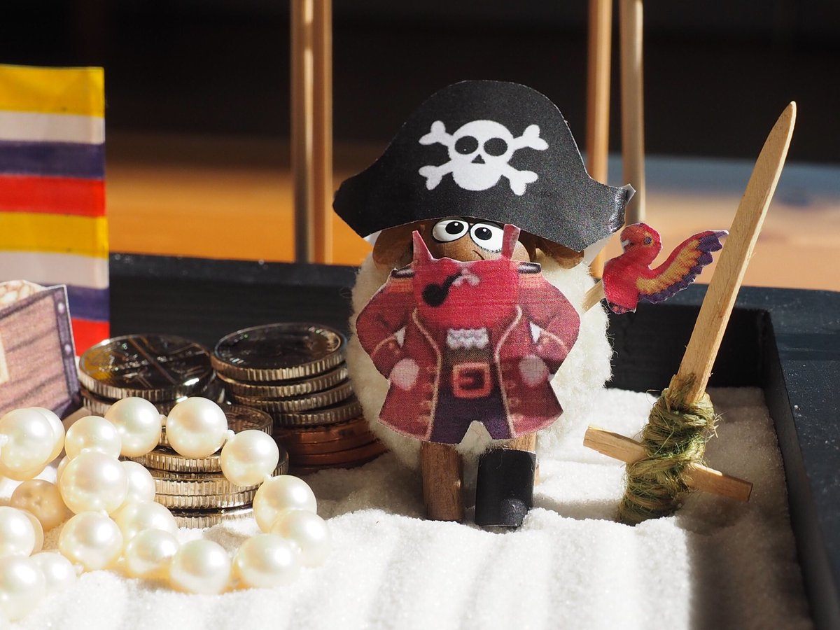Titch_Sheep's tweet image. Baa, Oh no!! Our beach has been infiltrated by a #PirateSheep  who has sneaked ashore from his ship and has tied up the flock on watch. We are hiding whilst he brings his stash ashore.  What shall we do? 😳😱 #BeachIsolation #FlockPower