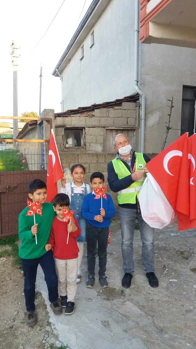 #Kırklareli 23 Nisan Ulusal Egemenlik ve Çocuk Bayramı ve Gazi Meclisimiz T.B.M.M 100. yıl kutlamalarına hazır…
Kırklareli Valiliği koordinesinde il genelinde şanlı Türk🇹🇷 Bayraklarımız ve rüzgar güllerimiz vatandaşlarımızın evlerine ulaştırılıyor.#EvdeBayramVarKIRKLARELİ🇹🇷