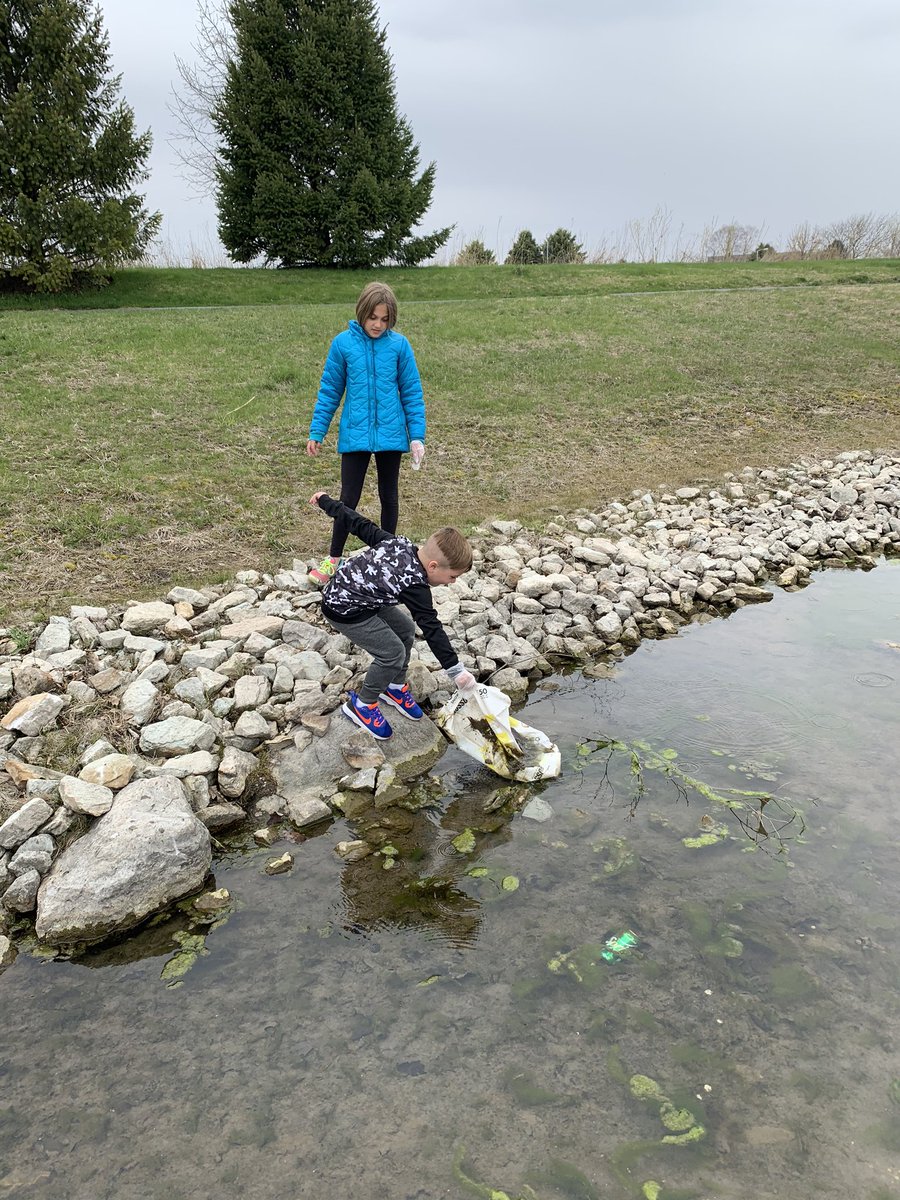 MagnetClass's tweet image. Taking action and cleaning up around one of Southbury’s ponds. #siblings #EarthDay2020 #CCSD93EarthWeek #lovetheearth @sd308 @AshlineKelly