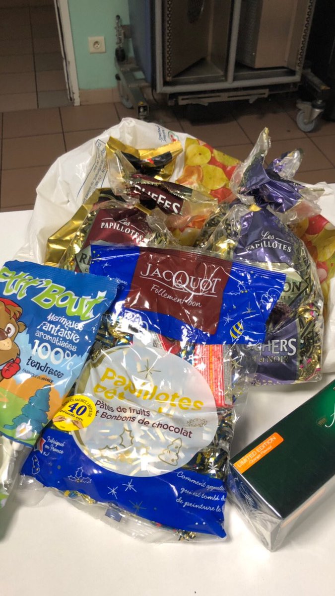 SophieHawaii22's tweet image. Un grand merci au Casino de Vinon-sur-Verdon pour ce sac rempli de chocolats..on va pouvoir en manger jusqu’à la fin des temps 🥰😂🤗 et à @qwetch pour ce cadeau fait au personnel soignant de nuit très utile 🤍💜#COVID19 #merci #SolidariteCOVID19 #RestezChezVous