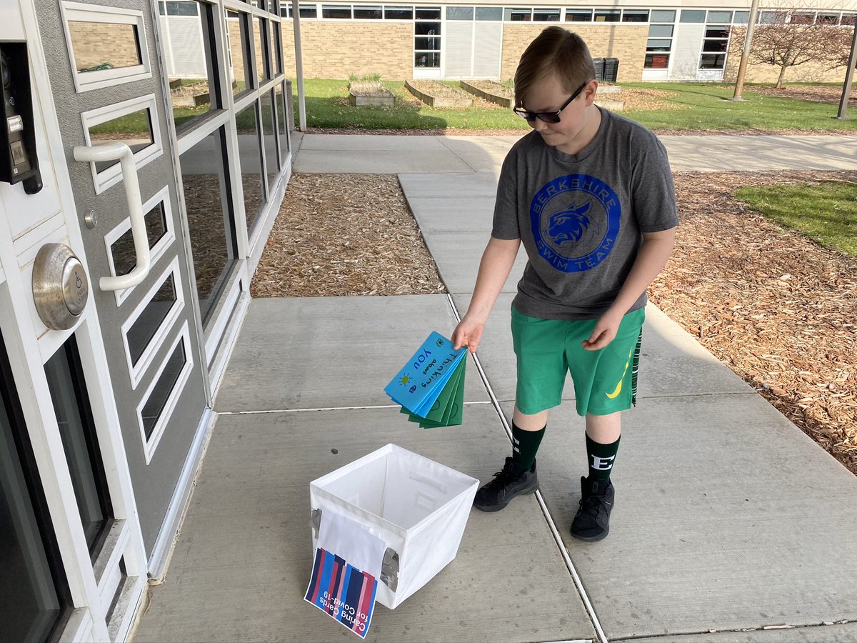 maxjenn's tweet photo. Doing our part to help @WEGroves student Isaiah Rubin in his Caring Cards for COVID19 efforts to deliver cards to @OakGov senior centers!! #bethegood #BPSconnectED #bpslearners #futurefalcons @BinghamEagles @Berkshiremiddle https://t.co/2oHLzDgVI4