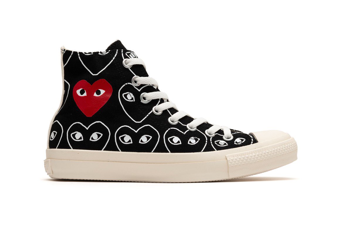 StreetFashion01's tweet image. COMME Des GARÇON x Converse Return with a new Heart Pattern🔍