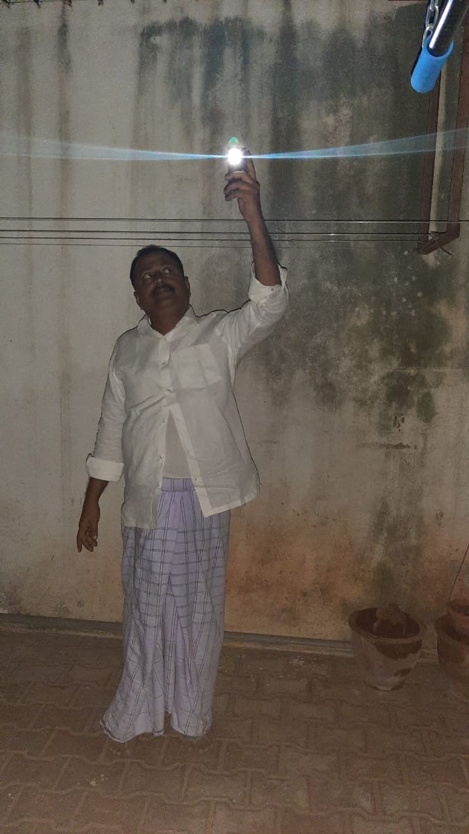JAslamBasha's tweet photo. As per the instructions from @INCTamilNadu President @KS_Alagiri Ji In Solidarity with
Doctor who have dedicated their lives to fight #COVID19 Diseases Across the nation by holding torch light at Vaniyambadi
#doctors #support #Torchlite https://t.co/XGTK6iicR2