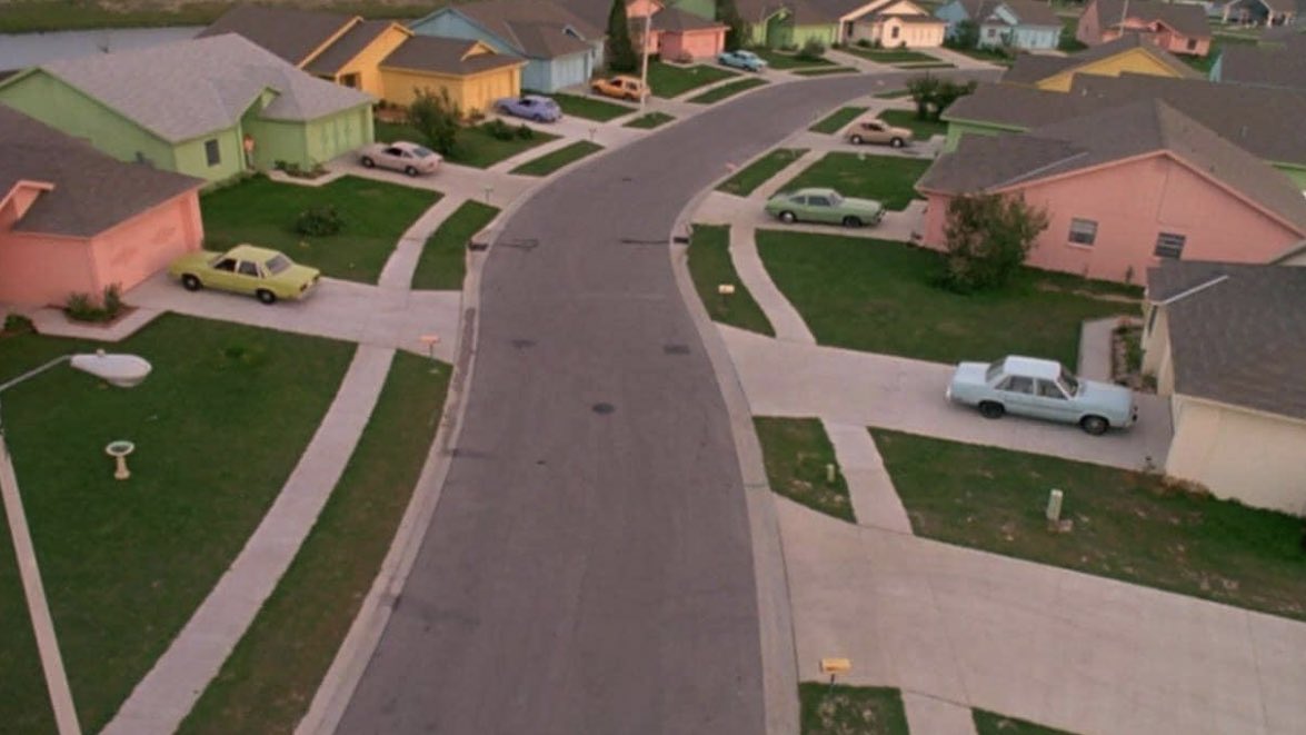 AestheticHorror's tweet photo. Pastel neighborhood, Edward Scissorhands (1990) https://t.co/p9CUtV8gYz