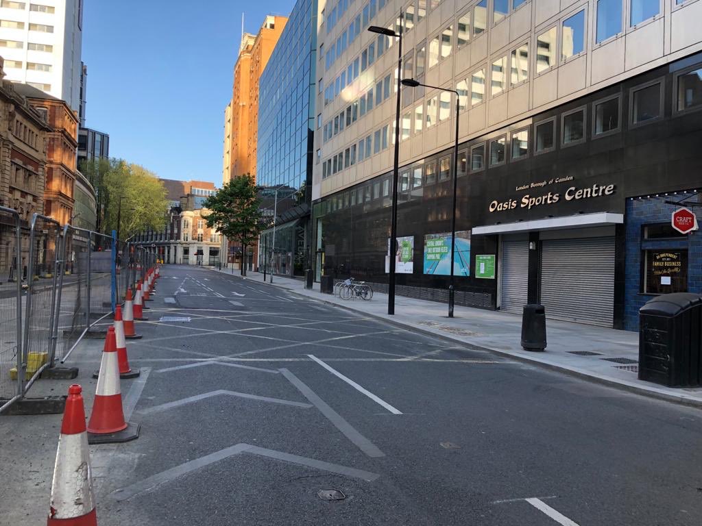 rgclondoncomms's tweet photo. 1815 today outside ⁦@LDNcomms⁩ offices. Normally a hive of activity reflecting London’s vibrant economy. Now deserted. Thanks to Tony Travers for the photo. #London #Londonlockdown https://t.co/Lkug3JcAca