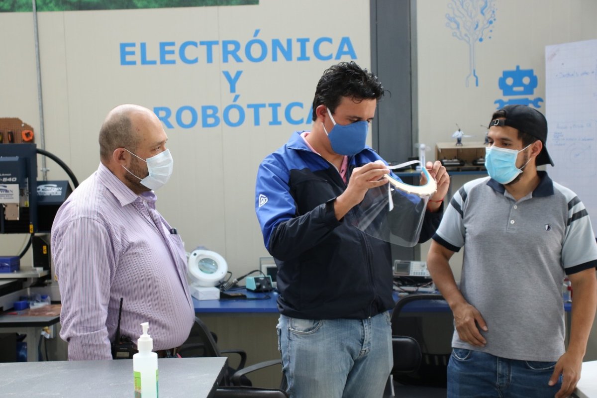 📍#TrabajoColaborativo  | En nuestro #FabLab #SiembraEP continuamos fabricando 👷👷‍♀️protectores visuales para trabajadores que se exponen en sitios de riesgo. 🤝 Autoridades de <a href="/EMAPAIBARRA/">EMAPA IBARRA</a> entregaron material que permitirá donar más de 200 unidades a personal operativo de #Ibarra