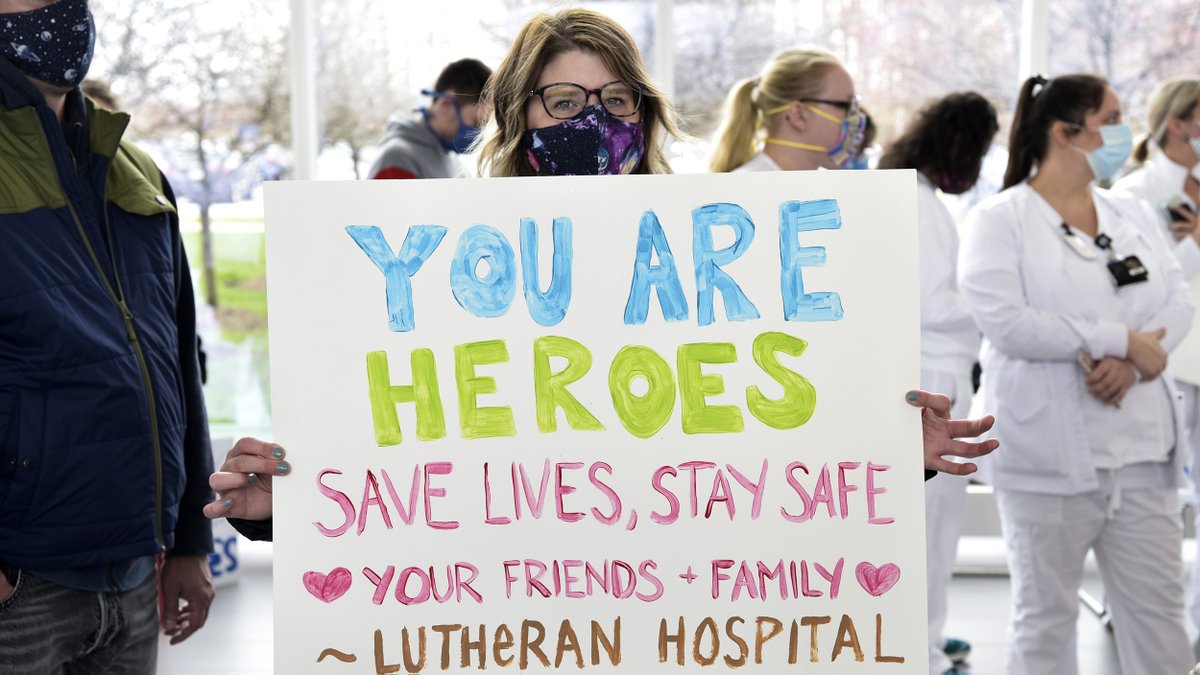 CleClinicNews's tweet photo. This afternoon, 13 Cleveland Clinic nurses left for Michigan.
They will help treat COVID-19 patients at @HenryFordNews.

Their fellow caregivers, and the city of Avon, gave them a hero’s sendoff. https://t.co/lMrZH3bLoD