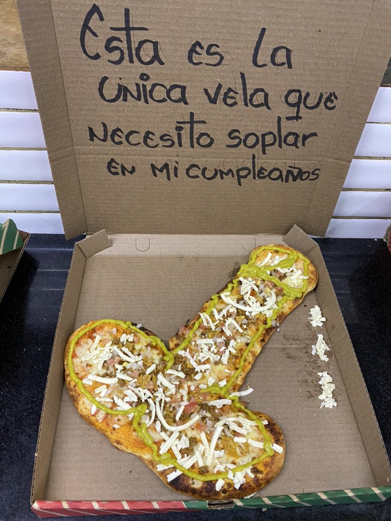 sampinsss's tweet photo. Pizzero: “Jefe, hay clientes que se ponen muy exigentes y piden unas pizzas muy raras”.

Jefe: “No me importa, al cliente nunca se le dice que no”

El Cliente: “Dame una pizza en forma de güebo y me le escribes esto en la caja” https://t.co/E8G9TE8vBJ