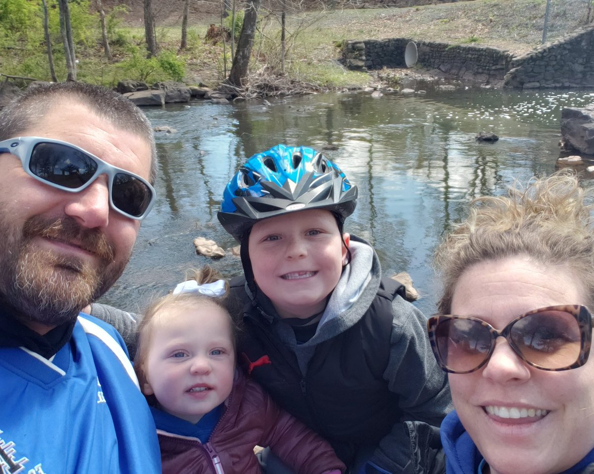 MrsPerry_MPE's tweet photo. Appreciating our walk a little more today #duckpond #perryfamily #earthday #dailywalk https://t.co/HXgfS7749I