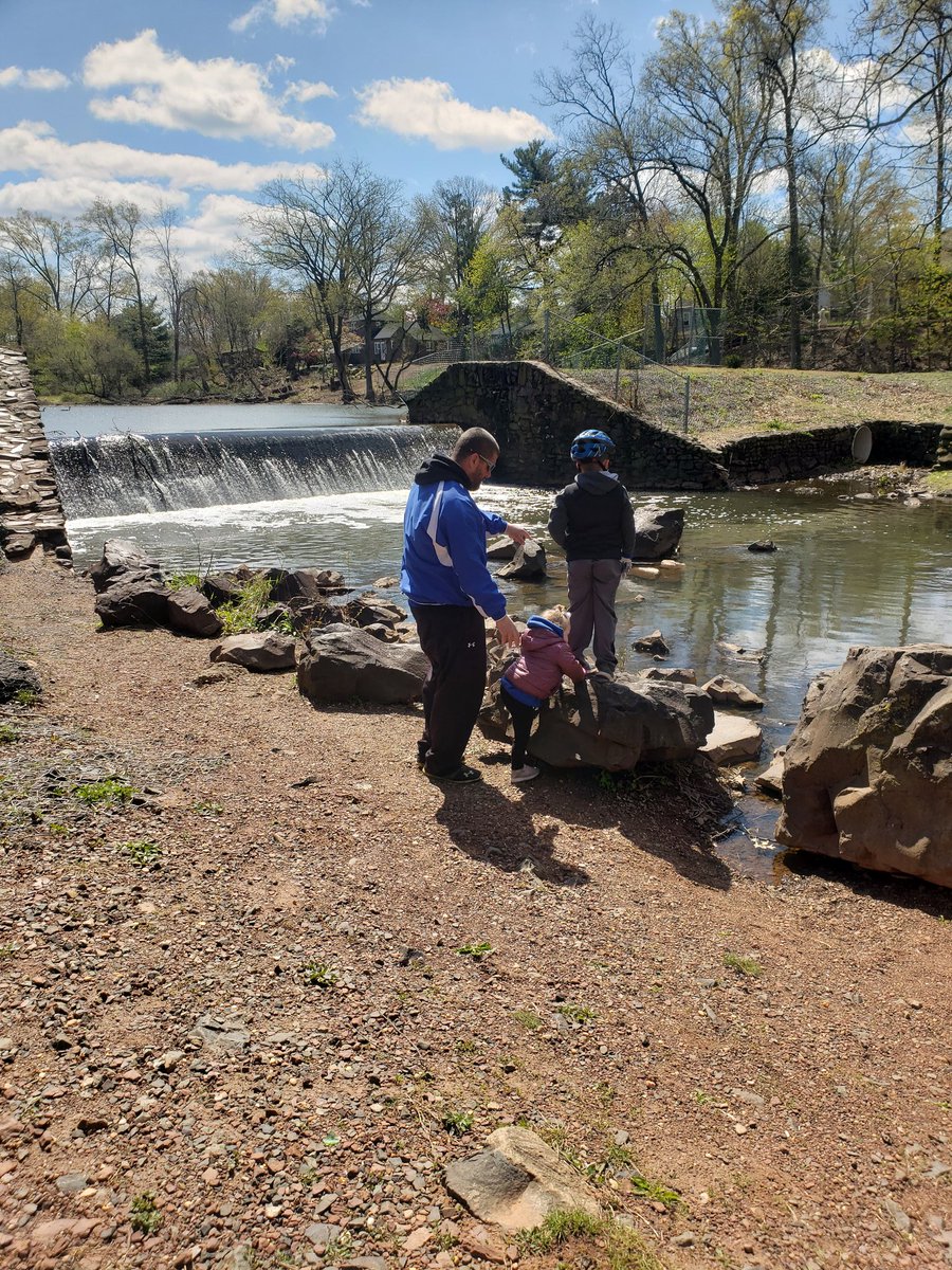 MrsPerry_MPE's tweet photo. Appreciating our walk a little more today #duckpond #perryfamily #earthday #dailywalk https://t.co/HXgfS7749I