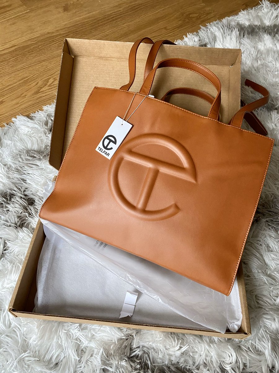 KeanuFBlog's tweet image. New post on the blog! ⁣
Even though the fanny pack isn’t my cup of tea, I’ve definitely enjoyed seeing men carry bags for both their functionality &amp;amp; as an accessory. 

Check out the post to see how men are incorporating bags of all sorts into their fits.

keanuflorence.blog/2020/04/21/its…