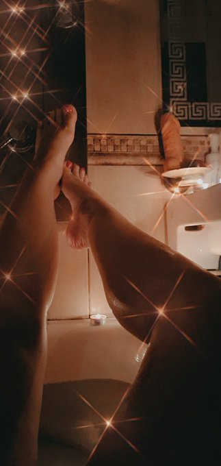 1 pic. Bath time? https://t.co/eKHTu5bXa6