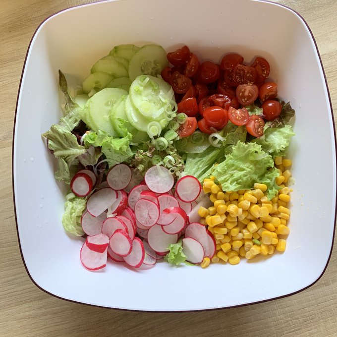 Heute hab&rsquo;s mal wieder einen richtig bunten Salat 🥗 zum Abend essen, war echt mega lecker 👌🏼 https://t