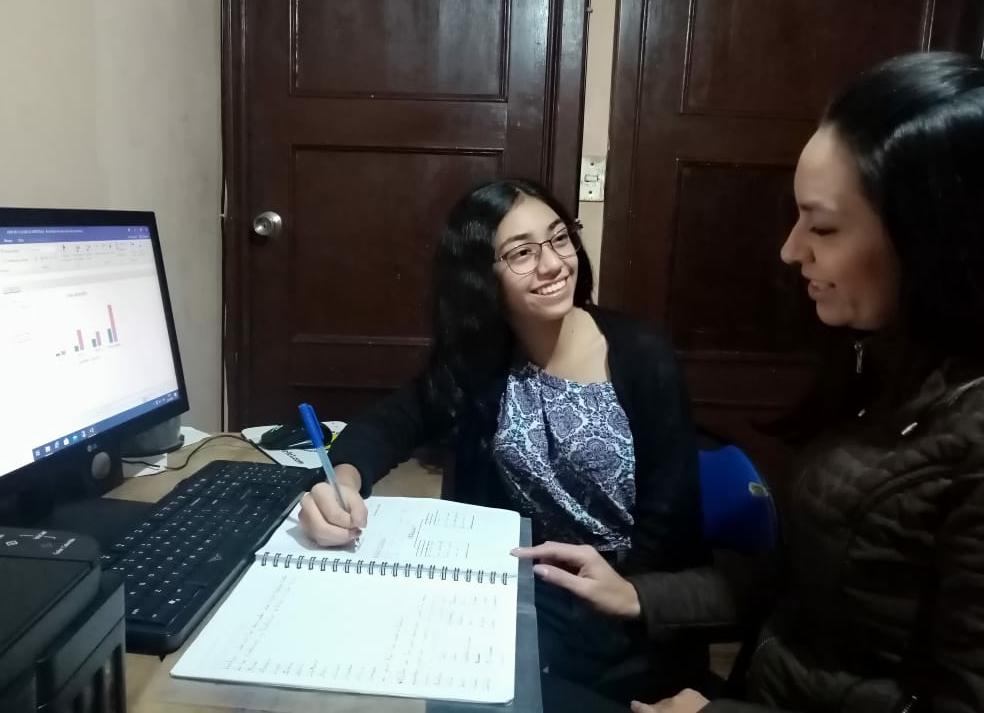 EducacionZ6_Ec's tweet photo. #LaEducaciónDebeContinuar La familia cumple un papel fundamental dentro del #PlanEducativo #Covid_19 que lleva a cabo el Ministerio de Educación, padres y madres de familia junto con los docentes guían y apoyan a los estudiantes, agradecemos su compromiso y responsabilidad. https://t.co/C7lSXkDzs5
