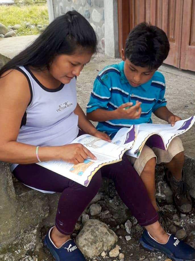 EducacionZ6_Ec's tweet photo. #LaEducaciónDebeContinuar La familia cumple un papel fundamental dentro del #PlanEducativo #Covid_19 que lleva a cabo el Ministerio de Educación, padres y madres de familia junto con los docentes guían y apoyan a los estudiantes, agradecemos su compromiso y responsabilidad. https://t.co/C7lSXkDzs5