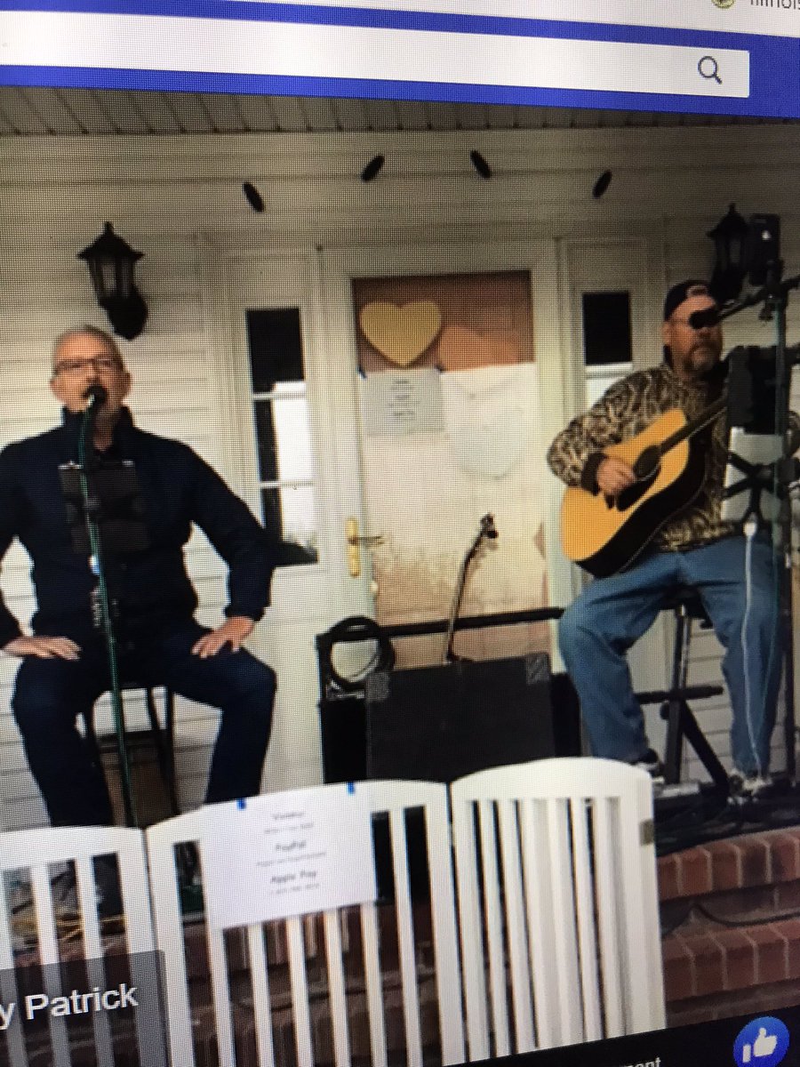 ChignoliMary's tweet image. So enjoyed BOGO from my living room couch! 🍹 🎤 Thanks @Phalloran for the free concert &amp;amp; reminiscing over some old tunes! #FrontRowSeat 🎤 🎸 #Supt&amp;amp;Singer