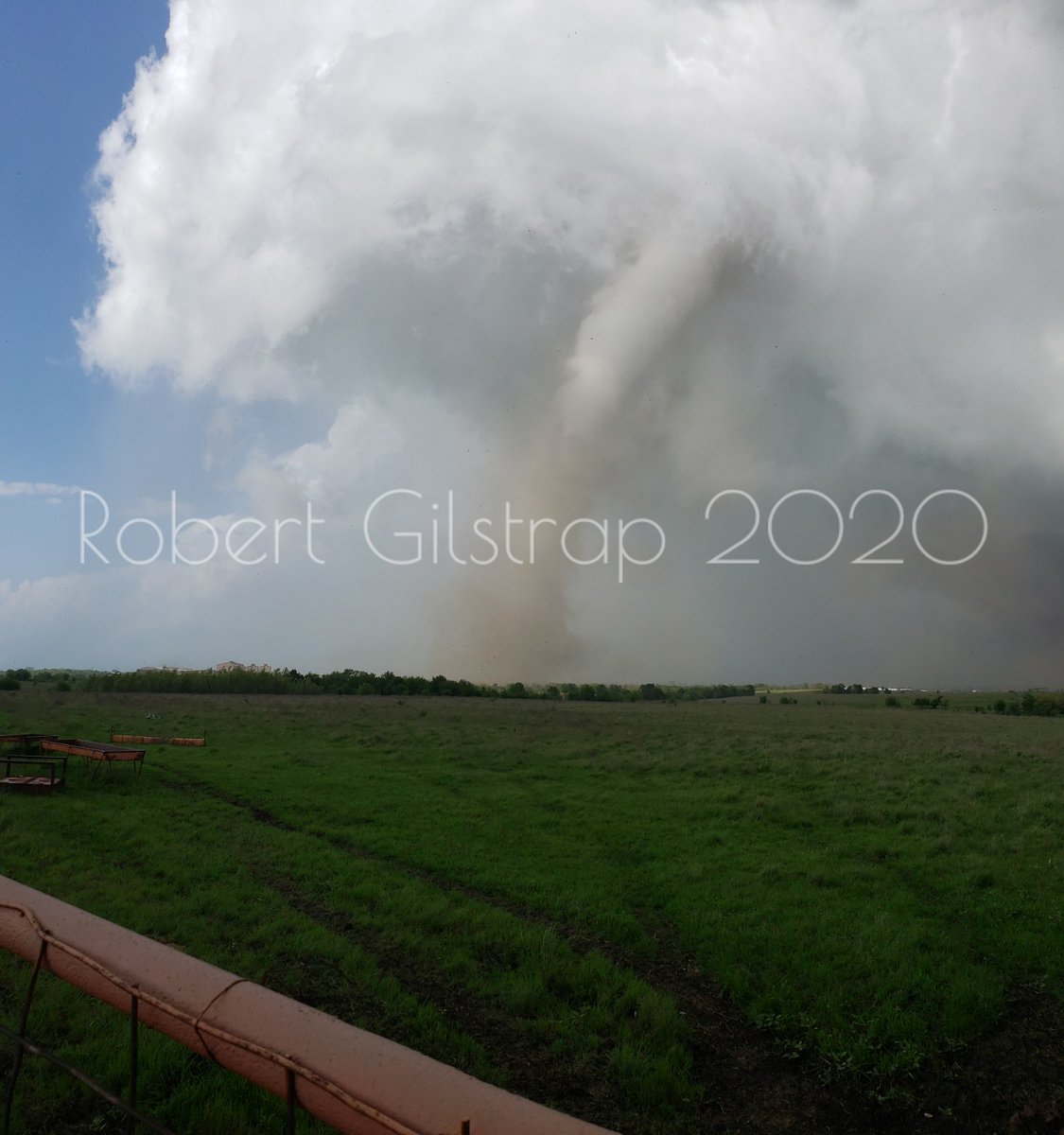 ChaseOneWX's tweet photo. GOT OURSELVES A TWISTER! 

#Okwx https://t.co/uMKyYiM0XE