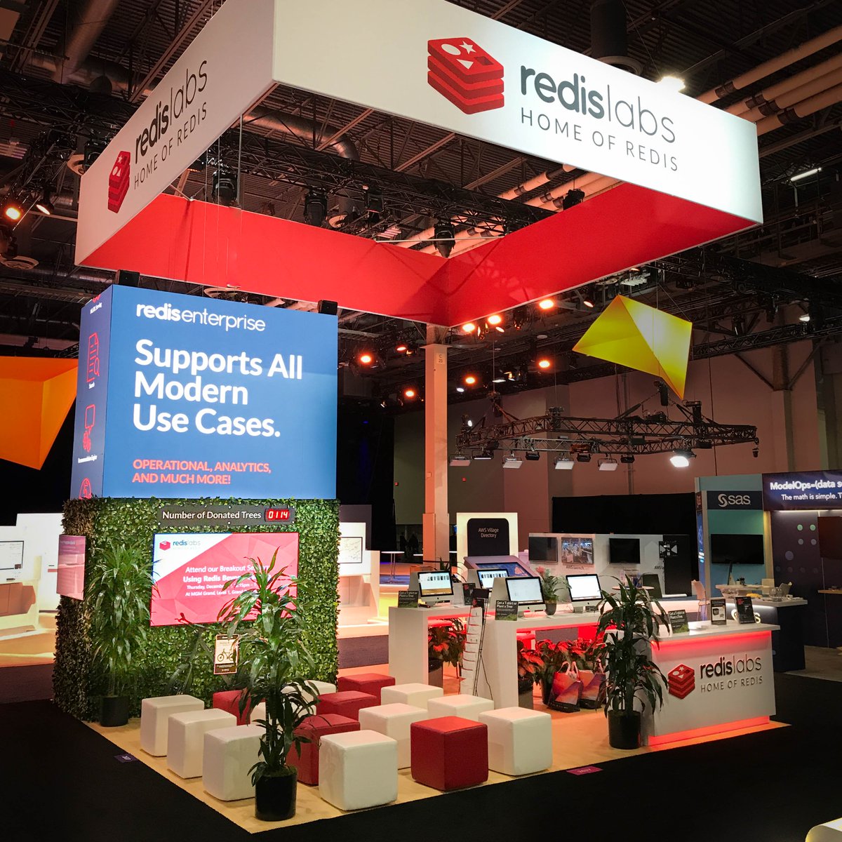 The #tradeshowlife doesn't give you many opportunities to experience the great outdoors, we'll be honest, but it's a fun twist when you get to bring the outdoors in 🌳 like this Redis Labs exhibit at #AWS 2019. #earthday 🌍 #missingliveevents