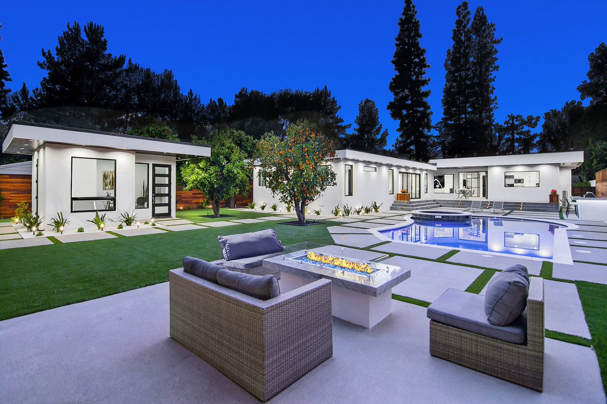 Officially on the Market in #Tarzana Electrifying Modern Single Level $3,195,000. ModernSingleLevel.com #modernhomes #modernarchitecture #singlelevelhomes