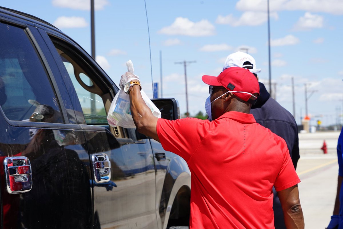 FrenshipSports's tweet photo. Thanks to @SemperImpetus Head Coach @jnorth0513 for jumping in at curbside feeding today! He was joined by @TTUCoachWells, @MTommerdahl, @CoachFarmerTTU, @CoachPRandolph, and @coachDLSmith from @TexasTechFB @Frenship9th and @WestwindFISD. #FrenshipWay #RemoteTigers #TigerPride https://t.co/tsgVHSycAK