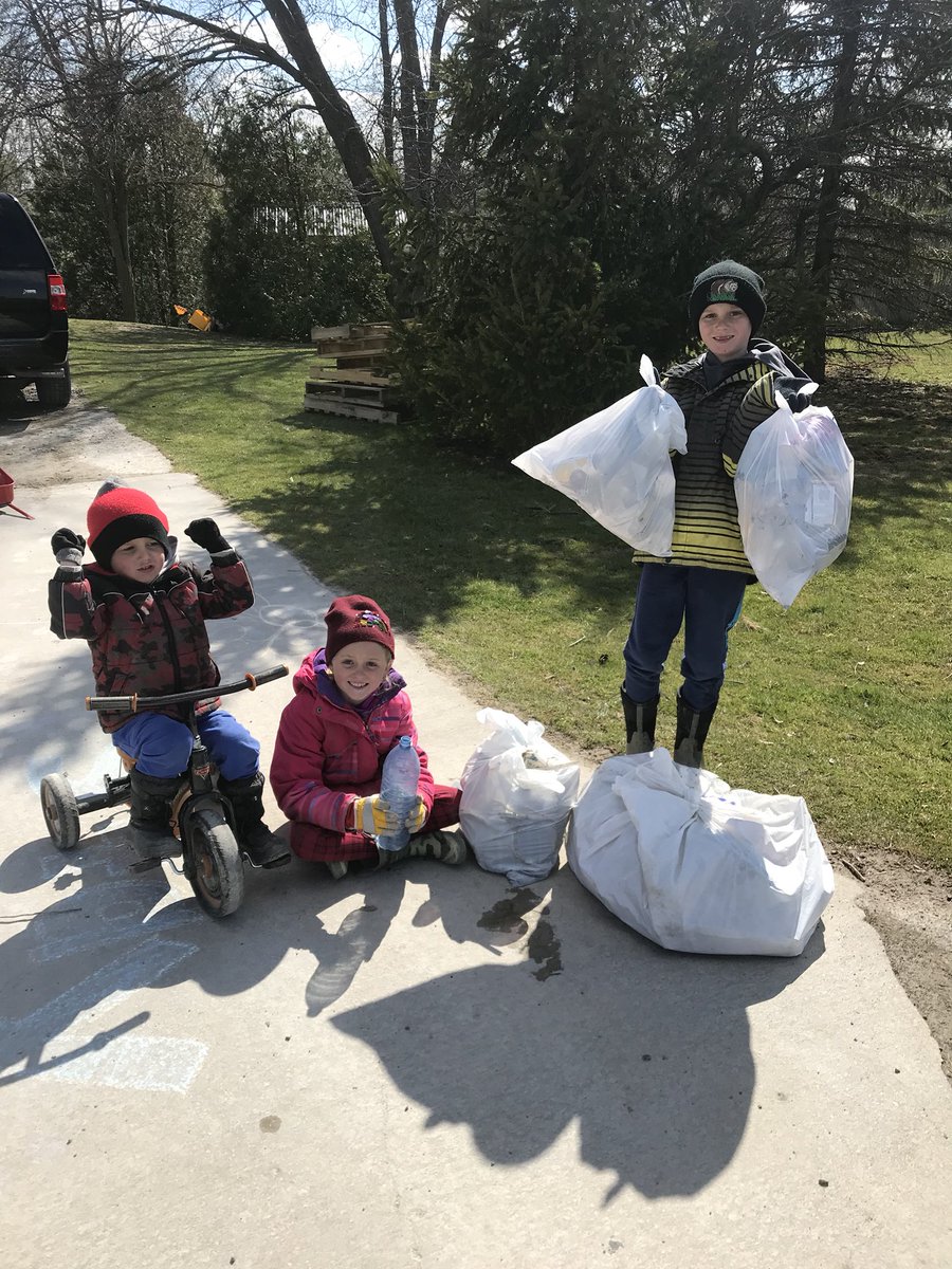 sminkleblanc's tweet photo. Keeping our piece of the earth clean #pickingupgarbage #earthday @1stBinbrkScouts @worldscouting https://t.co/4DDM3bDhuW