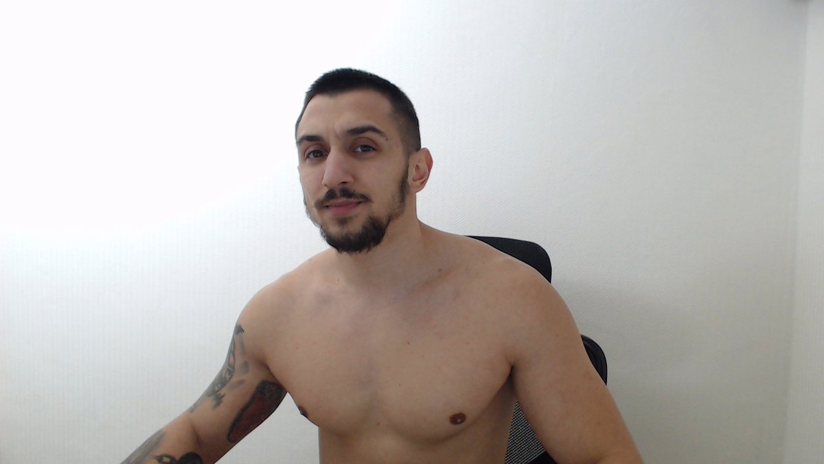 SirRomanian's tweet photo. Your #cashmaster its online now https://t.co/3pdLqlLiWr #findom #paypig #dom #findom #master #alphahunk #bigdick #tattooes #dominant #masterforslave #worship #superior #cocky #muscles #tattoos #hunk https://t.co/PqMu2gYPaX