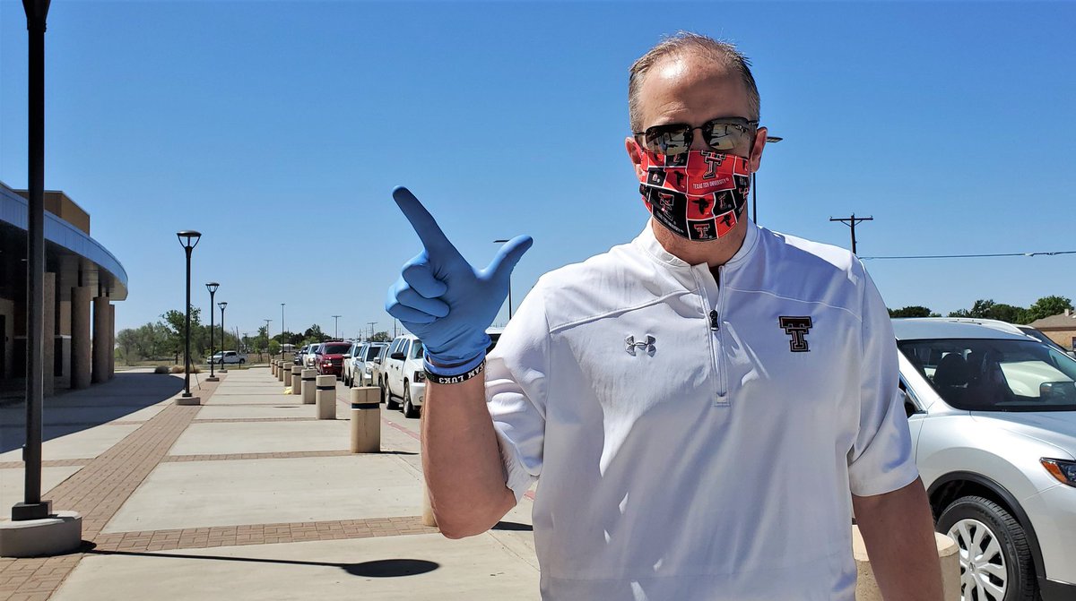 FrenshipSports's tweet photo. Thanks to @SemperImpetus Head Coach @jnorth0513 for jumping in at curbside feeding today! He was joined by @TTUCoachWells, @MTommerdahl, @CoachFarmerTTU, @CoachPRandolph, and @coachDLSmith from @TexasTechFB @Frenship9th and @WestwindFISD. #FrenshipWay #RemoteTigers #TigerPride https://t.co/tsgVHSycAK