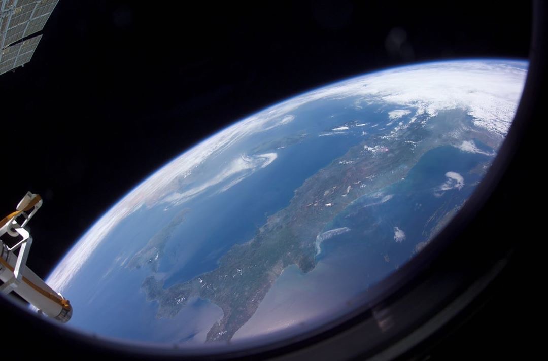 JonnyKimUSA's tweet photo. Home. We only have one. Let’s take care of it and each other. Happy #EarthDay.

Pictures taken from @NASA @Space_Station https://t.co/zjIewg5JG2