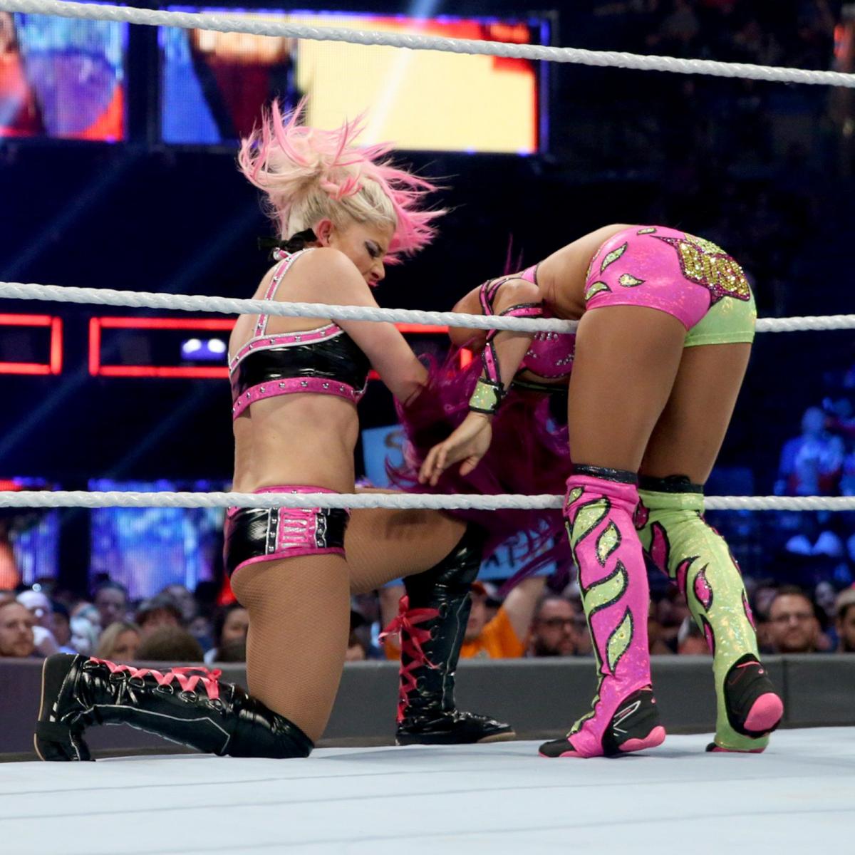 Don't worry y'all... Alexa is just showing Sasha her boots. Friendship goals!! 