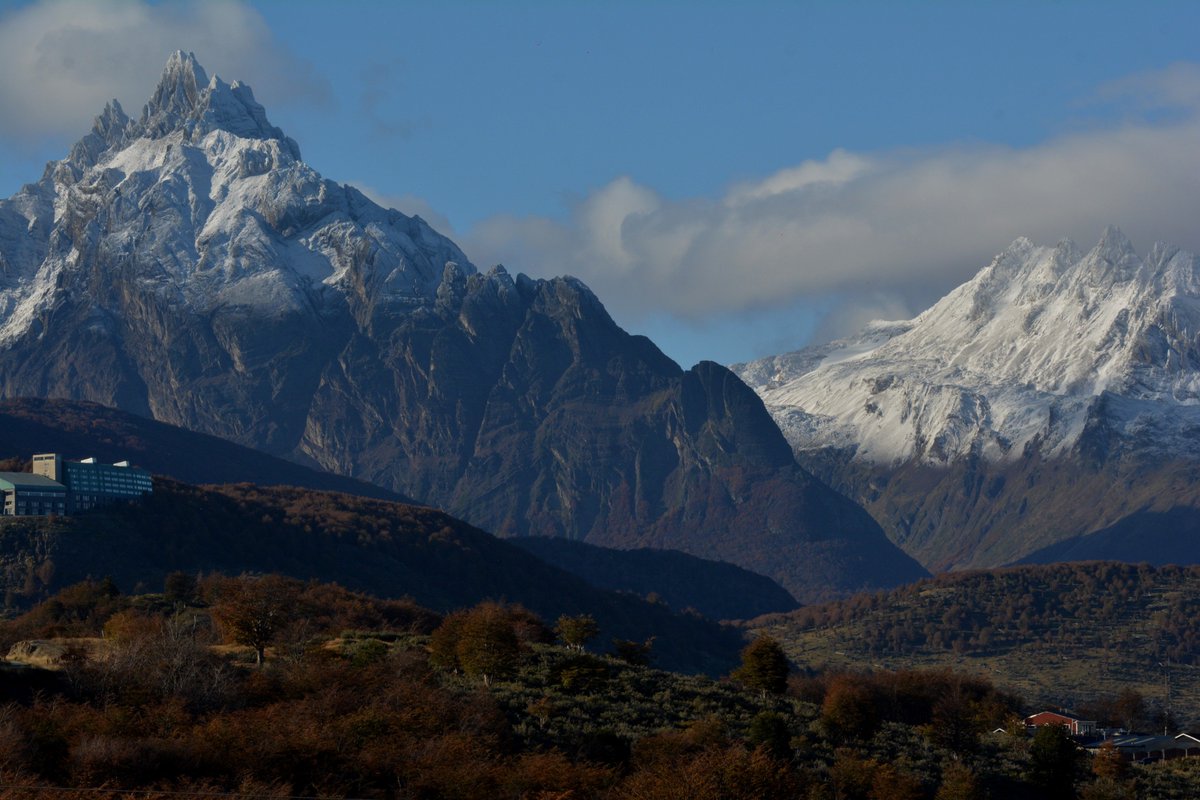 TurismoTDF's tweet photo. Un poco más de nieve para este #OtoñoDelFuego en el #DiaDeLaTierra 
#TierraDelFuego #FinDelMundo #Ushuaia #EarthDay #EarthDay2020 #QuedateEnCasa #QuedateEnCasaHoy #ViajaMañana https://t.co/Eb0gP9zLUH