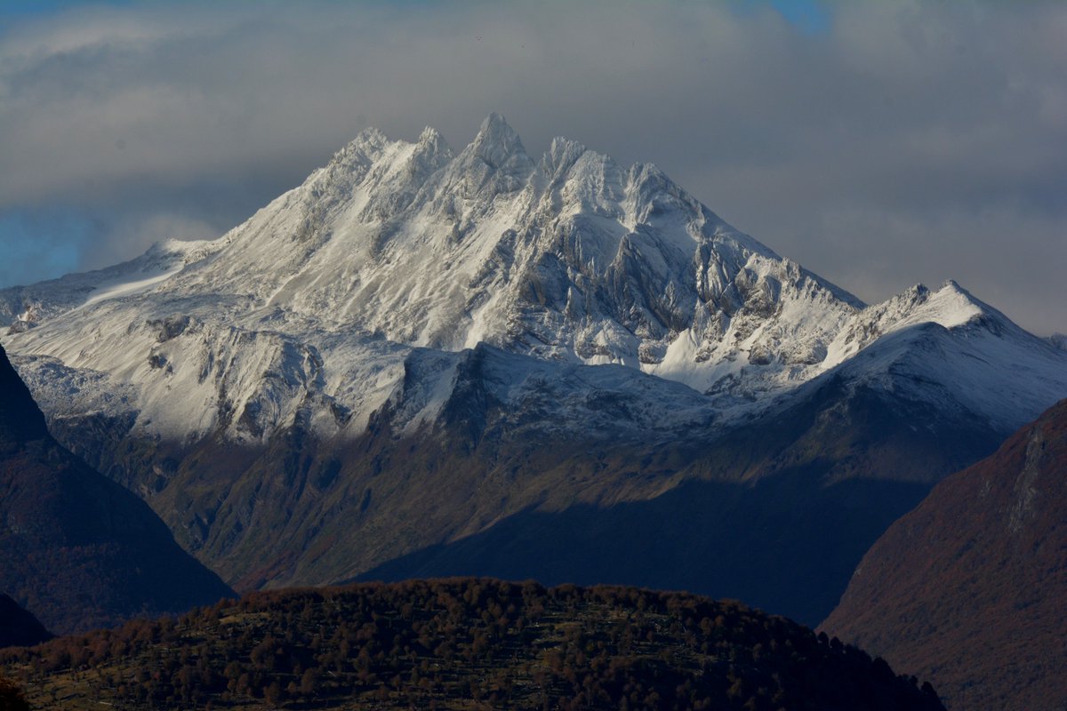 TurismoTDF's tweet photo. Un poco más de nieve para este #OtoñoDelFuego en el #DiaDeLaTierra 
#TierraDelFuego #FinDelMundo #Ushuaia #EarthDay #EarthDay2020 #QuedateEnCasa #QuedateEnCasaHoy #ViajaMañana https://t.co/Eb0gP9zLUH